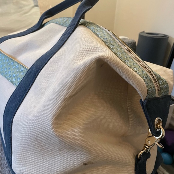 Gently used limited edition vineyard vines starfish canvas travel duffle bag! - Picture 6 of 6
